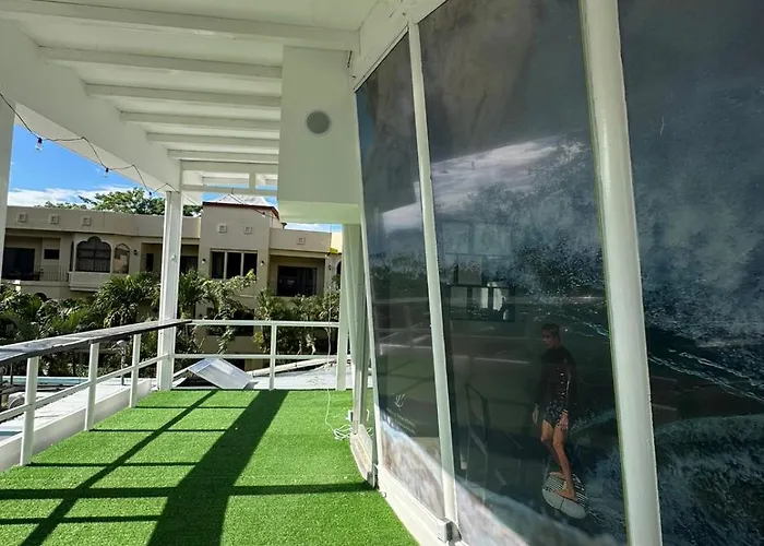 Hotel Surfo House & *