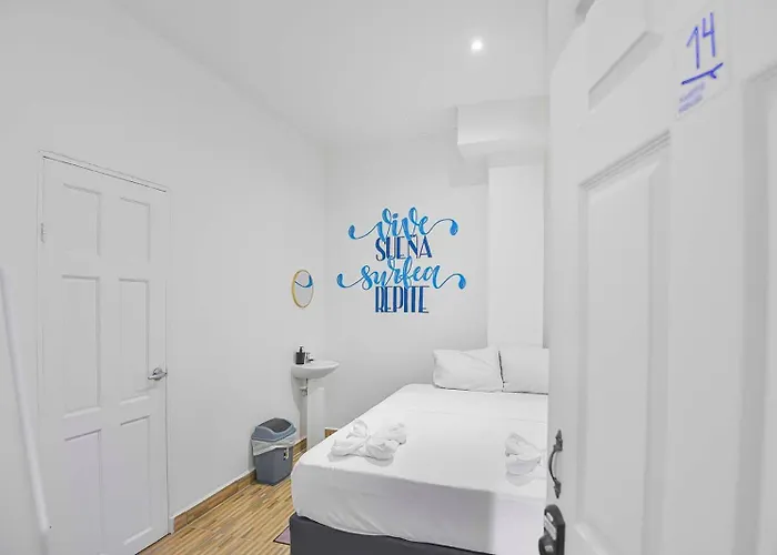 Surfo House & Hotel *